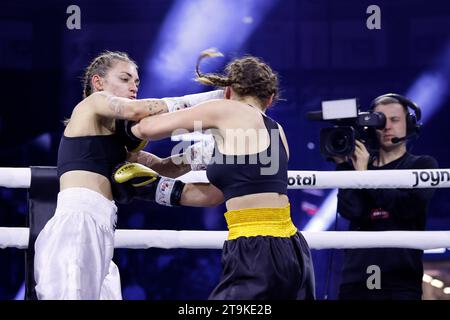 Influencerin Tina Neumann und Streamerin Regina Hixt bei The Great Fight Night 2 übertragen von Joyn im Düsseldorfer PSD Bank Dome. Düsseldorf, 25.11.2023 NRW Deutschland *** Influencer Tina Neumann und Streamer Regina Hixt bei der Great Fight Night 2 ausgestrahlt von Joyn in Düsseldorfs PSD Bank Dome Düsseldorf, 25 11 2023 NRW Deutschland Copyright: XChristophxHardtx Credit: Imago/Alamy Live News Stockfoto