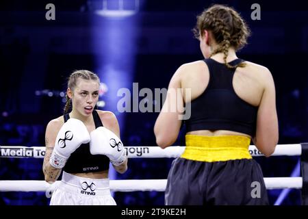 Influencerin Tina Neumann und Streamerin Regina Hixt bei The Great Fight Night 2 übertragen von Joyn im Düsseldorfer PSD Bank Dome. Düsseldorf, 25.11.2023 NRW Deutschland *** Influencer Tina Neumann und Streamer Regina Hixt bei der Great Fight Night 2 ausgestrahlt von Joyn in Düsseldorfs PSD Bank Dome Düsseldorf, 25 11 2023 NRW Deutschland Copyright: XChristophxHardtx Credit: Imago/Alamy Live News Stockfoto