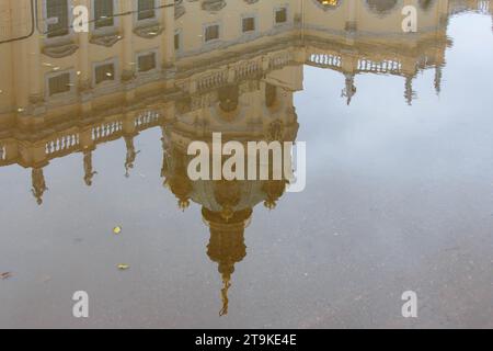 Eine Reflexion in einer Pfütze des Charlottenburger Schlosses, Berlin Stockfoto