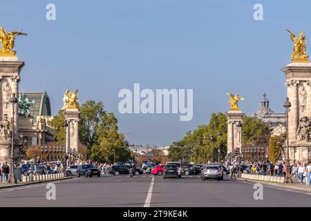 Paris, Frankreich - 8. Oktober 2023 : Panoramablick auf die Pont Alexandre III, die berühmte Deckbogenbrücke und den geschäftigen Verkehr in Paris Frankreich Stockfoto