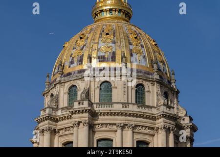 Paris, Frankreich - 8. Oktober 2023: Nahaufnahme der Kuppel Hôtel des Invalidenhauses, eines Militärmuseums in Paris Frankreich Stockfoto