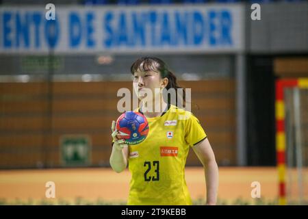 Santander, Spanien, 26. November 2023: Die japanische Spielerin Natsuki Aizawa (23) mit dem Ball während des 3. Tages des Internationalen Spanien-Frauen-Turniers 2023 zwischen Japan und Argentinien am 26. November 2023 im Palacio de los Deportes von Santander in Santander, Spanien. Quelle: Alberto Brevers / Alamy Live News. Stockfoto