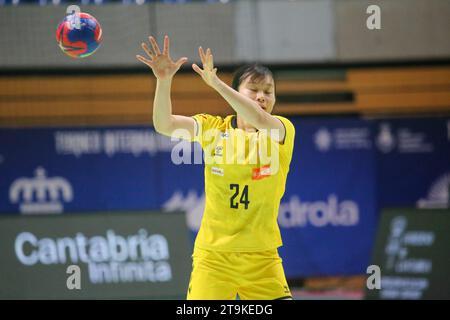 Santander, Spanien, 26. November 2023: Die japanische Spielerin Ayame Okada (24) erhält den Ball während des 3. Tages des Internationalen Spanien-Frauen-Turniers 2023 zwischen Japan und Argentinien am 26. November 2023 im Palacio de los Deportes von Santander in Santander, Spanien. Quelle: Alberto Brevers / Alamy Live News. Stockfoto