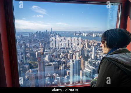 Eine Frau, die das Land New york entdeckt Stockfoto