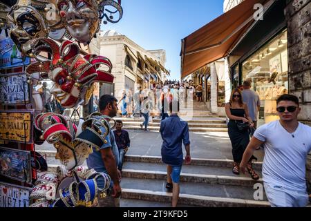 Auf der Brücke Ponte di Rialto, Venedig, Italien Stockfoto