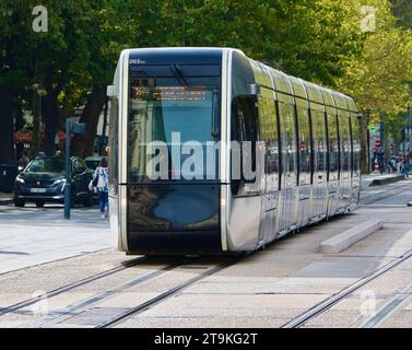 Am 31. August 2013 wurde die Avenue de Grammont Tours in Frankreich mit einem Citadis 402-Zug der Tramway RBD eröffnet Stockfoto