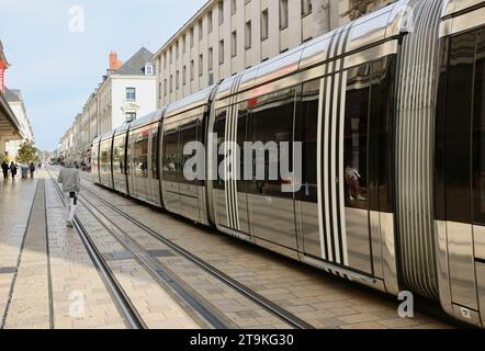 Am 31. August 2013 wurde ein Citadis 402-Zug der Tramway RBD von Tours in Frankreich eröffnet Stockfoto