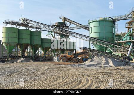 Industrieanlage: Kies- und Sandgrube zur Gewinnung von Baustoffen für die Bauindustrie Stockfoto