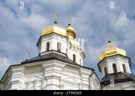 Die zeitlose Schönheit der vergoldeten Kuppeln einer alten orthodoxen Kirche wird in diesem Bild dargestellt, während sie majestätisch vor dem Hintergrund eines T Stockfoto