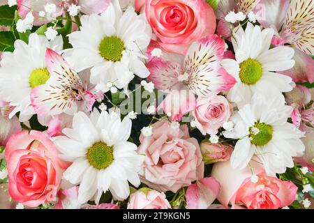 Blumen in Blumenstrauß, Nahrosen und verschiedene, Draufsicht, Collage Stockfoto
