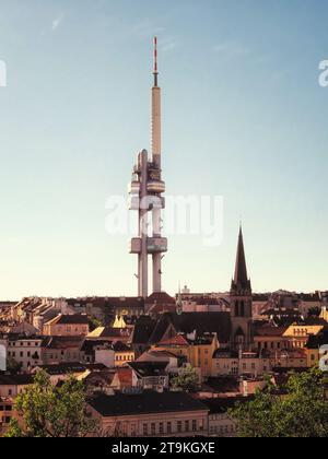 Das Bild zeigt den Zizkov-Fernsehturm in Prag, Tschechische Republik. Es ist eine hohe, weiße Struktur mit mehreren Ebenen und einer rot-weißen Antenne o Stockfoto