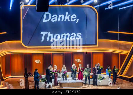 Thomas Gottschalk und seine letzte ZDF-Sendung Wetten, dass. Es ist das Ende einer TV-Ära. Die Sendung wurde live im ZDF übertragen. // 25.11.2023: Offenburg, Baden-Württemberg, Deutschland, Europa *** Thomas Gottschalk und seine letzte ZDF-Show Wetten, dass es das Ende einer TV-Ära ist die Sendung wurde live auf ZDF 25 11 2023 Offenburg, Baden Württemberg, Deutschland, Europe Credit: Imago/Alamy Live News ausgestrahlt Stockfoto