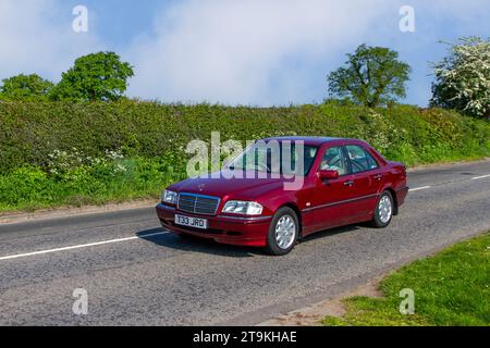 1999, 90er Jahre Red Mercedes Benz C220 CDI Elegance Auto C220 CDI Auto Red Car Diesel Limousine 2151 ccm; Vintage, restaurierte klassische Motoren, Automobilsammler, Autofahrer, historische Veteranen, die in Cheshire, Großbritannien reisen Stockfoto