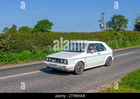 1989 90er Jahre VW Volkswagen Golf Cabrio GTI White Cabriolet Benzinmotor 1781 ccm; Vintage, restaurierte klassische Motoren, Automobilsammler, Motorenfreunde, historische Veteranenautos, die in Cheshire, Großbritannien reisen Stockfoto