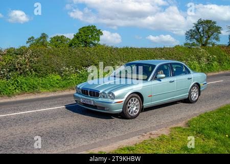 2003 grüne blaue britische Jaguar V6 SE 5-Gang-Automatik 2967 ccm Benzinlimousine, Vintage, restaurierte klassische Motoren, Automobilsammler, Motorenfreunde, historische Veteranenautos, die in Cheshire, Großbritannien reisen Stockfoto