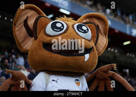 Valencia, Spanien. November 2023. Valencia CF Maskottchen während des Spiels La Liga zwischen Valencia CF und RC Celta spielte am 25. November im Mestalla Stadion in Valencia Spanien. (Foto: Jose Torres/PRESSINPHOTO) Credit: PRESSINPHOTO SPORTS AGENCY/Alamy Live News Stockfoto