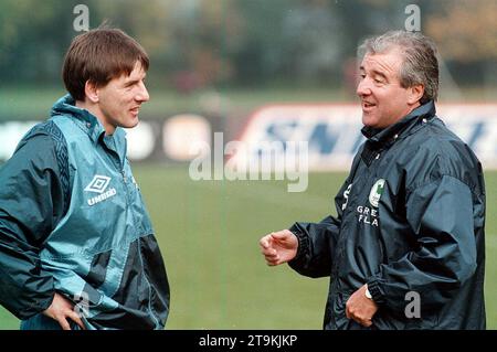Aktenfoto vom 27.05.1996 von Peter Beardsley und Englands Trainer Terry Venables. Terry Venables, ehemaliger Trainer von England, Barcelona und Tottenham, starb im Alter von 80 Jahren. Ausgabedatum: Sonntag, 26. November 2023. Stockfoto