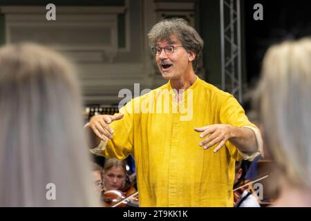 Das Dresdner Jugendsinfonie-Orchester des Heinrich-Schütz-Konservatoriums unter musikalischer Leitung von Prof. Milko Kersten probt mit Sängerin Kathy Kelly Kelly Family und der Rockband Silly für die HOPE-Gala, die am 28.10.23 in Dresden stattfindet. *** Das Dresdner Jugendsymphonieorchester des Heinrich Schütz Konservatoriums unter der musikalischen Leitung von Prof. Milko Kersten probt mit der Sängerin Kathy Kelly Kelly Familie und der Rockband Silly für die HOPE Gala, die am 28 10 23 in Dresden stattfindet Stockfoto