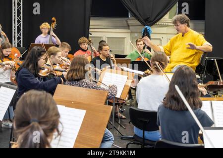 Das Dresdner Jugendsinfonie-Orchester des Heinrich-Schütz-Konservatoriums unter musikalischer Leitung von Prof. Milko Kersten probt mit Sängerin Kathy Kelly Kelly Family und der Rockband Silly für die HOPE-Gala, die am 28.10.23 in Dresden stattfindet. *** Das Dresdner Jugendsymphonieorchester des Heinrich Schütz Konservatoriums unter der musikalischen Leitung von Prof. Milko Kersten probt mit der Sängerin Kathy Kelly Kelly Familie und der Rockband Silly für die HOPE Gala, die am 28 10 23 in Dresden stattfindet Stockfoto