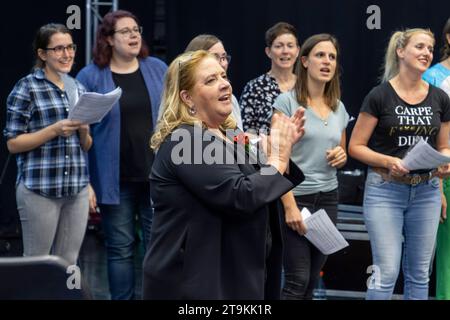 Das Dresdner Jugendsinfonie-Orchester des Heinrich-Schütz-Konservatoriums unter musikalischer Leitung von Prof. Milko Kersten probt mit Sängerin Kathy Kelly Familie jund dem Chor Oh-Töne für die HOPE-Gala, die am 28.10.23 in Dresden stattfindet. *** Das Dresdner Jugendsymphonieorchester des Heinrich Schütz Konservatoriums unter der musikalischen Leitung von Prof. Milko Kersten probt mit der Sängerin Kathy Kelly Kelly Familie und dem Chor Oh Töne für die HOPE Gala, die am 28 10 23 in Dresden stattfindet Stockfoto