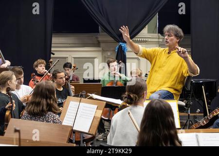 Das Dresdner Jugendsinfonie-Orchester des Heinrich-Schütz-Konservatoriums unter musikalischer Leitung von Prof. Milko Kersten probt mit Sängerin Kathy Kelly Kelly Family und der Rockband Silly für die HOPE-Gala, die am 28.10.23 in Dresden stattfindet. *** Das Dresdner Jugendsymphonieorchester des Heinrich Schütz Konservatoriums unter der musikalischen Leitung von Prof. Milko Kersten probt mit der Sängerin Kathy Kelly Kelly Familie und der Rockband Silly für die HOPE Gala, die am 28 10 23 in Dresden stattfindet Stockfoto