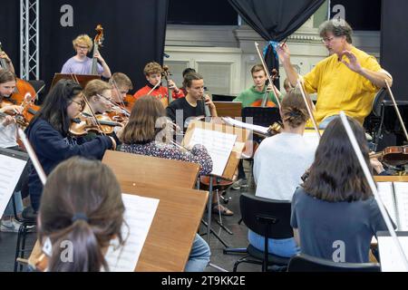 Das Dresdner Jugendsinfonie-Orchester des Heinrich-Schütz-Konservatoriums unter musikalischer Leitung von Prof. Milko Kersten probt mit Sängerin Kathy Kelly Kelly Family und der Rockband Silly für die HOPE-Gala, die am 28.10.23 in Dresden stattfindet. *** Das Dresdner Jugendsymphonieorchester des Heinrich Schütz Konservatoriums unter der musikalischen Leitung von Prof. Milko Kersten probt mit der Sängerin Kathy Kelly Kelly Familie und der Rockband Silly für die HOPE Gala, die am 28 10 23 in Dresden stattfindet Stockfoto