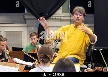 Das Dresdner Jugendsinfonie-Orchester des Heinrich-Schütz-Konservatoriums unter musikalischer Leitung von Prof. Milko Kersten probt mit Sängerin Kathy Kelly Kelly Family und der Rockband Silly für die HOPE-Gala, die am 28.10.23 in Dresden stattfindet. *** Das Dresdner Jugendsymphonieorchester des Heinrich Schütz Konservatoriums unter der musikalischen Leitung von Prof. Milko Kersten probt mit der Sängerin Kathy Kelly Kelly Familie und der Rockband Silly für die HOPE Gala, die am 28 10 23 in Dresden stattfindet Stockfoto