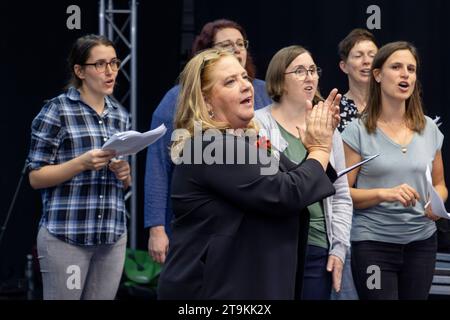 Das Dresdner Jugendsinfonie-Orchester des Heinrich-Schütz-Konservatoriums unter musikalischer Leitung von Prof. Milko Kersten probt mit Sängerin Kathy Kelly Familie jund dem Chor Oh-Töne für die HOPE-Gala, die am 28.10.23 in Dresden stattfindet. *** Das Dresdner Jugendsymphonieorchester des Heinrich Schütz Konservatoriums unter der musikalischen Leitung von Prof. Milko Kersten probt mit der Sängerin Kathy Kelly Kelly Familie und dem Chor Oh Töne für die HOPE Gala, die am 28 10 23 in Dresden stattfindet Stockfoto