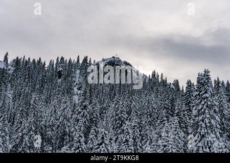 Anspruchsvolle Schneeschuhtour zum Tennenmooskopf auf der Nagelfluhkette in den Allgauer Alpen Stockfoto