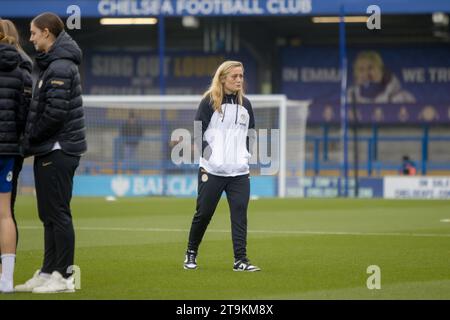 Kingston, Großbritannien. November 2023. Kingsmeadow, Großbritannien, 26. November 2023; Erin Cuthbert (22 Chelsea) inspiziert das Spielfeld vor dem Spiel der Barclays Womens Super League zwischen Chelsea und Leicester City in Kingsmeadow, London. (Tom Phillips/SPP) Credit: SPP Sport Press Photo. /Alamy Live News Stockfoto