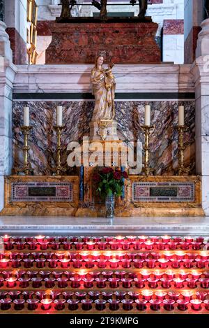 Statue de la Vierge Marie dans la Basilique de Notre Dame de la Garde à Marseille Stockfoto