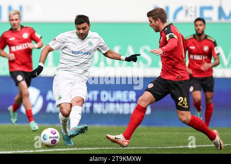 26. November 2023, Bayern, Fürth: Fußball, 2. Bundesliga, SpVgg Greuther Fürth - SV Wehen Wiesbaden, 14. Spieltag im Sportpark Ronhof Thomas Sommer. Fürths Oussama Haddadi (l) kämpft um den Ball mit Marcus Mathisen aus Wiesbaden Foto: Daniel Karmann/dpa - WICHTIGER HINWEIS: gemäß den Vorschriften der DFL Deutscher Fußball-Liga und des DFB Deutscher Fußball-Bundes ist es untersagt, im Stadion und/oder im Spiel aufgenommene Fotografien in Form von sequenziellen Bildern und/oder videoähnlichen Fotoserien zu verwenden oder zu nutzen. Stockfoto