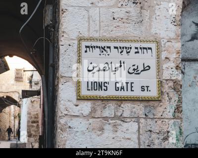 Schild mit dem Namen der Straße Via Dolorosa in Jerusalem auf hebräisch, arabisch und englisch. Jerusalem, Israel Stockfoto