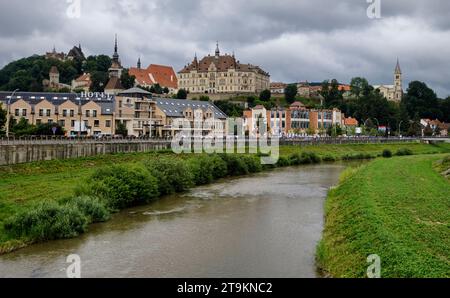 Die Stadt Sighișoara ist neben dem Fluss Târnava Mare in Rumänien am 30. Juli 2023 zu sehen. Foto von Tim Chong Stockfoto