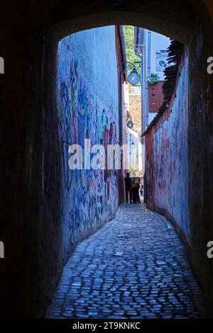 Besucher der schmalsten Straße der Stadt, Strada Sforii, in Brașov, Rumänien, 2. August 2023. Fotos von Tim Chong Stockfoto