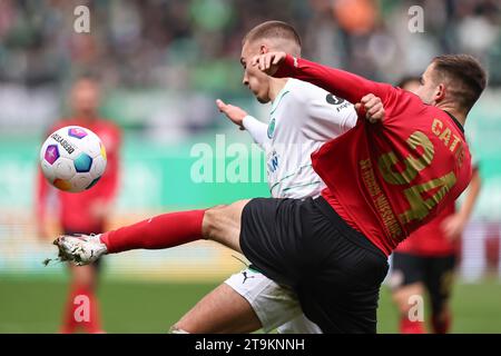 26. November 2023, Bayern, Fürth: Fußball, 2. Bundesliga, SpVgg Greuther Fürth - SV Wehen Wiesbaden, Spieltag 14 im Sportpark Ronhof Thomas Sommer. Fürths Tim Lemperle (l) kämpft um den Ball mit Wiesbadens Amar Catic. Foto: Daniel Karmann/dpa - WICHTIGER HINWEIS: Gemäß den Vorschriften der DFL Deutschen Fußball-Liga und des DFB Deutschen Fußball-Bundes ist es verboten, im Stadion und/oder des Spiels aufgenommene Fotografien in Form von sequenziellen Bildern und/oder videoähnlichen Fotoserien zu verwenden oder zu nutzen. Stockfoto