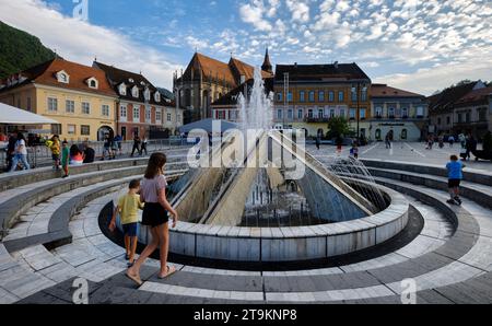 Kinder in einem Brunnen auf dem Ratsplatz, Piaţa Sfatului, in Brașov, Rumänien, 2. August 2023. Foto von Tim Chong Stockfoto