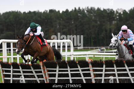 Bob Cigar und Jack Kennedy, die am zweiten Tag des Punchestown Winter Festivals auf der Punchestown Racecourse die Fox Valet Rental Handicap Hürde gewinnen. Bilddatum: Sonntag, 26. November 2023. Stockfoto