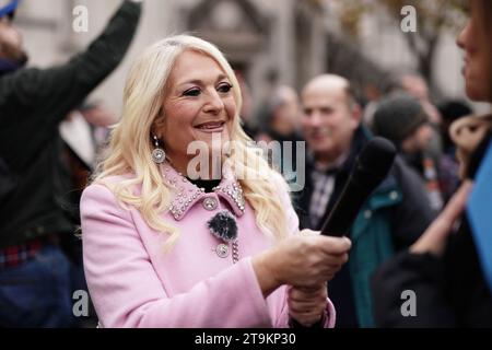 Vanessa Feltz interviewt eine Person, die an einem marsch gegen Antisemitismus teilnimmt, der von der freiwillig geführten Charity Campaign Against Antisemitism am Royal Courts of Justice in London organisiert wurde. Bilddatum: Sonntag, 26. November 2023. Stockfoto