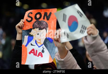 Tottenham Hotspur-Fans halten vor dem Premier League-Spiel im Tottenham Hotspur Stadium in London Schilder von Son Heung-min vor dem Boden. Bilddatum: Sonntag, 26. November 2023. Stockfoto