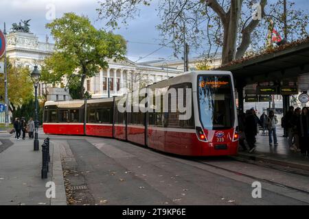 21.11.2023, Österreich, die Hauptstadt Wien. Impressionen vom Österreichischen Regierungsgebäude, dem Parlament. Moderne Strassenbahnen fahren durch die Stadt. 21.11.2023, Wien in Österreich 21.11.2023, Wien in Österreich *** 21 11 2023, Österreich, die Hauptstadt Wien Impressionen des österreichischen Regierungsgebäudes, das parlament Moderne Straßenbahnen fahren durch die Stadt 21 11 2023, Wien in Österreich 21 11 2023, Wien in Österreich Credit: Imago/Alamy Live News Stockfoto