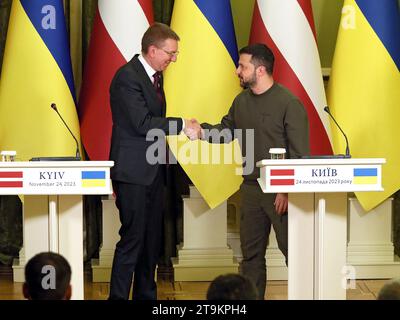 Nicht exklusiv: KIEW, UKRAINE - 24. NOVEMBER 2024 - Präsident der Republik Lettland Edgars Rinkevics und Präsident der Ukraine Wolodymyr Zelenskyj (L bis Stockfoto