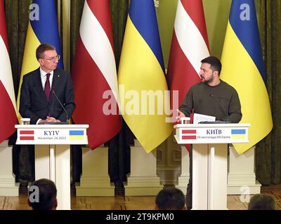 Nicht exklusiv: KIEW, UKRAINE - 24. NOVEMBER 2024 - Präsident der Republik Lettland Edgars Rinkevics und Präsident der Ukraine Wolodymyr Zelenskyj (L bis Stockfoto