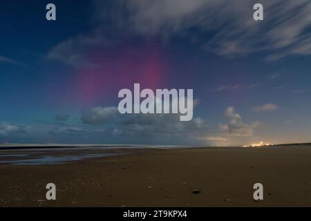 Das Wunder der farbenfrohen Aurora Borealis am Nachthimmel am Strand in Katwijk aan Zee in den Niederlanden Stockfoto