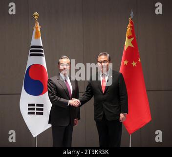 Busan, Südkorea. November 2023. Der chinesische Außenminister Wang Yi, auch Mitglied des Politbüros des Zentralkomitees der Kommunistischen Partei Chinas, trifft sich am 26. November 2023 mit dem südkoreanischen Außenminister Park Jin am Rande des trilateralen Treffens der Außenminister zwischen China, Japan und Südkorea in Busan, Südkorea. Quelle: Yao Qilin/Xinhua/Alamy Live News Stockfoto