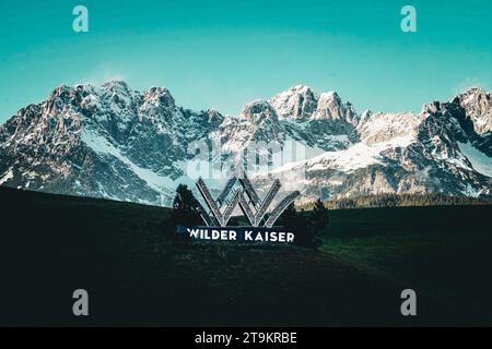 Auf Dem Weg, St.. Johann in Tirol, Österreich - Schriftzug WILDER KAISER - das Kaisergebirge ist eine Gebirgsgruppe der Nördlichen Kalkalpen in den Ostalpen. Es befindet sich in Österreich im Bundesland Tirol zwischen Kufstein und St. Johann in Tirol. Wilden Kaiser Tirol Wilden Kaiser, Tirol, Österreich, Europa Bergkulisse, davor auf der grünen Wiese - Symbolbild für Urlaub, Reisen, Alpen, Bergmassiv, Naturpark, Wandern, Klettern, Bergsteigen, Skigebiet, Wintersport, Skipiste, Panoramablick, Naturlandschaft, Ferienregion, Bergdörfer, Kaiserbachtal, Ellmau, Going, Scheffau, Söll, Bergwelt, Tiroler Unt Stockfoto