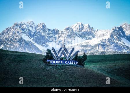 WILDER KAISER geht, St. Johann in Tirol, Österreich - Schriftzug WILDER KAISER - das Kaisergebirge ist eine Gebirgsgruppe der Nördlichen Kalkalpen in den Ostalpen. Es befindet sich in Österreich im Bundesland Tirol zwischen Kufstein und St. Johann in Tirol. Wilden Kaiser Tirol Wilden Kaiser, Tirol, Österreich, Europa Bergkulisse, davor auf der grünen Wiese - Symbolbild für Urlaub, Reisen, Alpen, Bergmassiv, Naturpark, Wandern, Klettern, Bergsteigen, Skigebiet, Wintersport, Skipiste, Panoramablick, Naturlandschaft, Ferienregion, Bergdörfer, Kaiserbachtal, Ellmau, Going, Scheffau, Söll, Bergwel Stockfoto