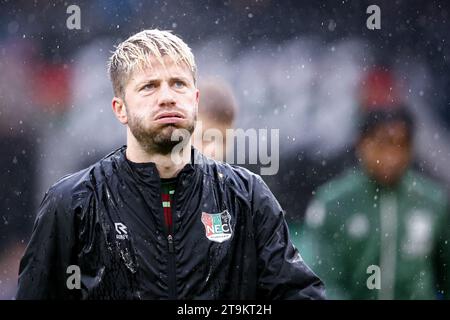 Nijmegen, Niederlande. November 2023. NIJMEGEN, NIEDERLANDE - 26. NOVEMBER: Lasse Schone von NEC sieht beim niederländischen Eredivisie-Spiel zwischen NEC Nijmegen und Go Ahead Eagles am 26. November 2023 im Goffertstadion in Nijmegen an. (Foto: Broer van den Boom/Orange Pictures) Credit: Orange Pics BV/Alamy Live News Stockfoto