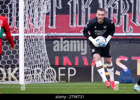 Nijmegen, Niederlande. November 2023. NIJMEGEN, NIEDERLANDE - 26. NOVEMBER: Torhüter Jasper Cillessen von NEC hält den Ball während des niederländischen Eredivisie-Spiels zwischen NEC Nijmegen und Go Ahead Eagles im Goffertstadion am 26. November 2023 in Nijmegen, Niederlande. (Foto: Broer van den Boom/Orange Pictures) Credit: Orange Pics BV/Alamy Live News Stockfoto