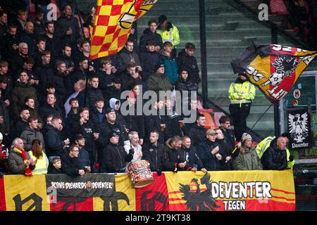 Nijmegen, Niederlande. November 2023. NIJMEGEN, NIEDERLANDE - 26. NOVEMBER: Fans von Go Ahead Eagles jubeln während des niederländischen Eredivisie-Spiels zwischen NEC Nijmegen und Go Ahead Eagles am 26. November 2023 im Goffertstadion in Nijmegen, Niederlande. (Foto: Broer van den Boom/Orange Pictures) Credit: Orange Pics BV/Alamy Live News Stockfoto